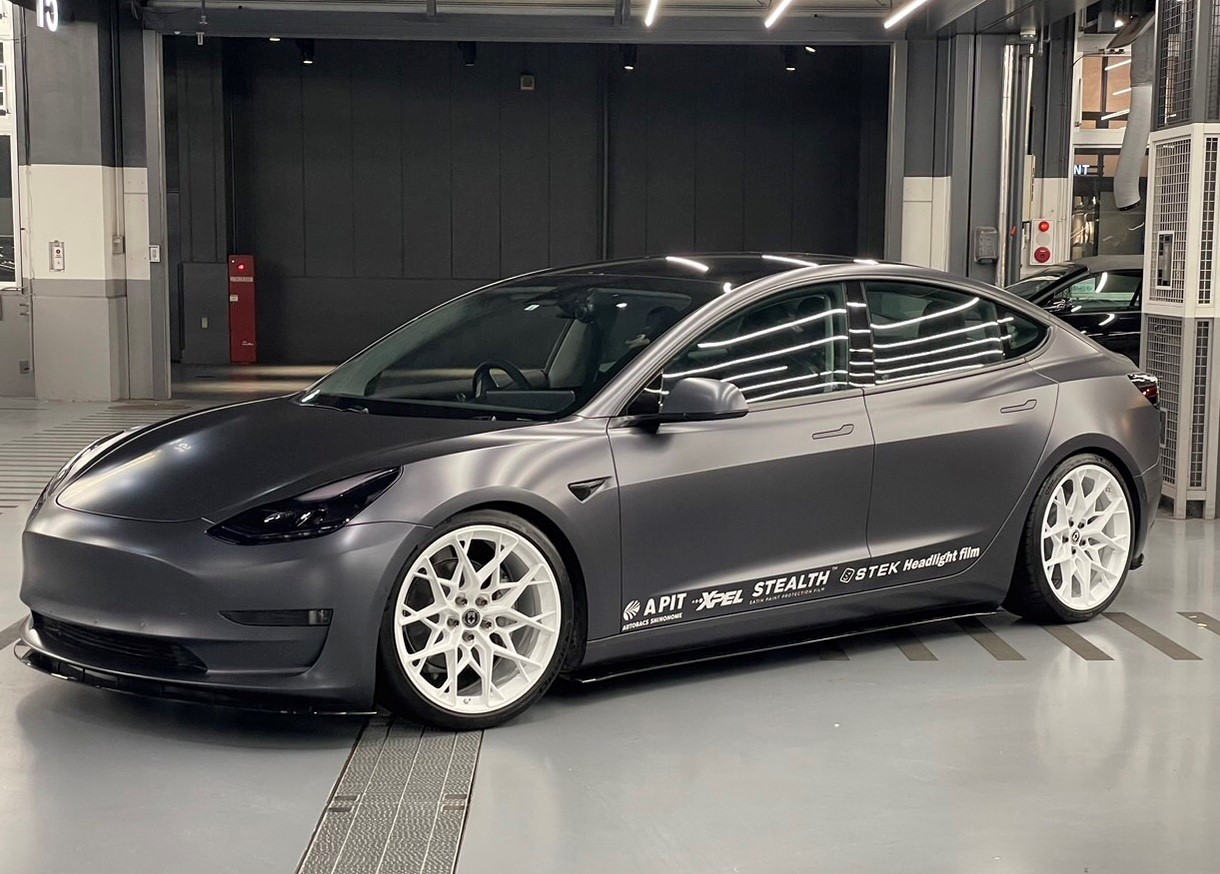 APIT東雲デモカー　テスラ-Model3